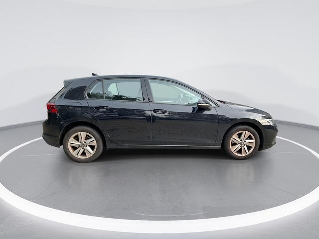 Volkswagen GOLF 1.0 eTSI 110pk DSG Life · Apple/Android Car Play · Navigatie · Sfeerverlichting · P-Sensoren · DAB · 16'' Inch · Garantie t/m 31-10-2026 of 100.000km