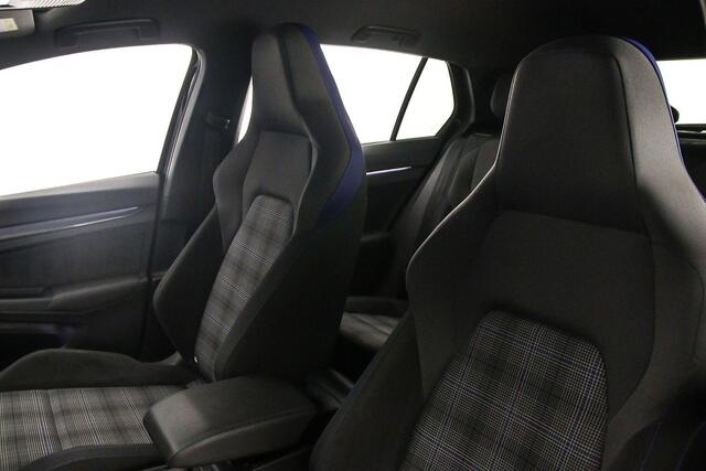 Volkswagen GOLF GTE 1.4 TSI eHybrid 245pk DSG Automaat Adaptive cruise control, LED matrix koplampen, Navigatie, Achteruitrijcamera, Stoelverwarming, Stuurwiel verwarmd