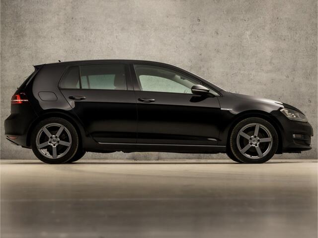 Volkswagen GOLF 1.0 TSI Sportline Automaat (NAVIGATIE, CLIMATE, CAMERA, XENON, STOELVERWARMING, LEDEREN SPORTSTOELEN, LM VELGEN, GETINT GLAS, LM VELGEN, PARKEERSENSOREN, NIEUWE APK, NIEUWSTAAT)