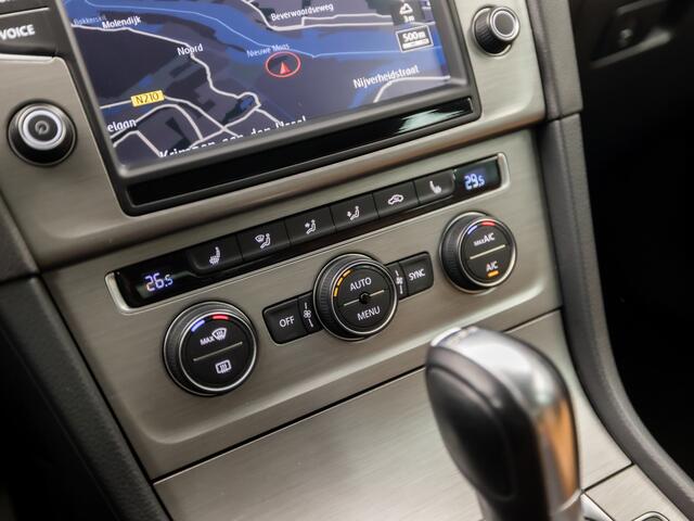 Volkswagen GOLF 1.0 TSI Sportline Automaat (NAVIGATIE, CLIMATE, CAMERA, XENON, STOELVERWARMING, LEDEREN SPORTSTOELEN, LM VELGEN, GETINT GLAS, LM VELGEN, PARKEERSENSOREN, NIEUWE APK, NIEUWSTAAT)