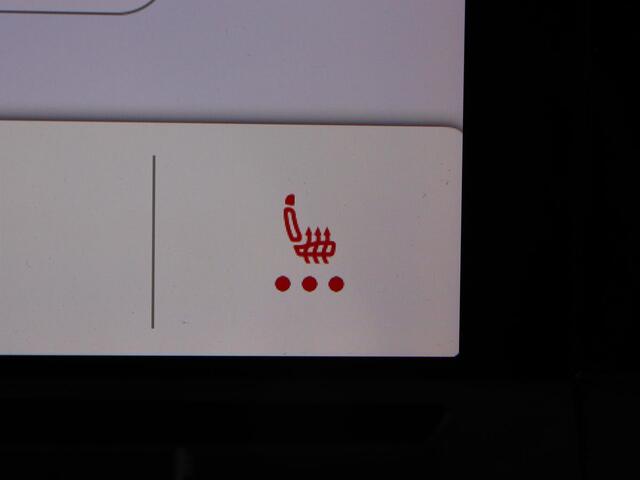 Volkswagen GOLF 1.0 TSI Life | Trekhaak | Stoelverwarming | Camera | Carplay | Adaptive cruise | Stuurverwarming | Navigatie | Getint glas | Full LED | Climate control | Digital Cockpit | Sfeerverlichting