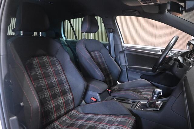 Volkswagen GOLF 2.0 TSI GTI Performance trekhaak digital cockpit