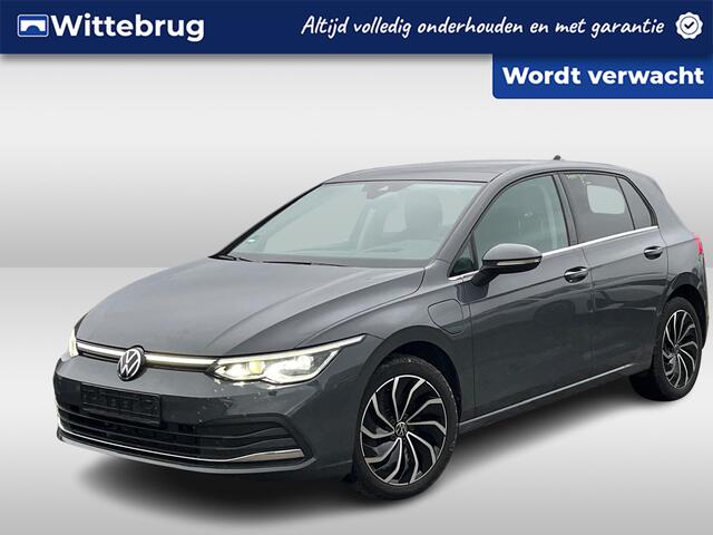 Volkswagen GOLF 1.4 eHybrid Style / Panorama dak / Zwenkbare Trekhaak / IQ Light / 204 PK / Head up Display / Stuur + Stoel verwarming