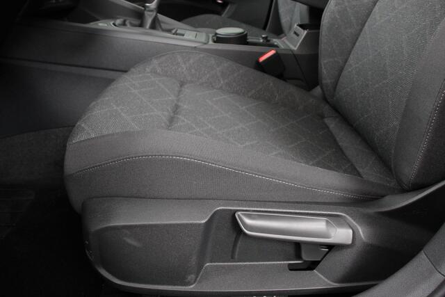 Volkswagen GOLF 1.5 TSI 130pk Life Navigatie Climate control Camera Parkeer sensoren Virtual Cockpit Stoel en Stuur verwarming