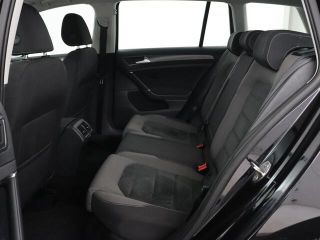 Volkswagen GOLF 1.5 TSI Comfortline Business | Trekhaak | Stoelverwarming | Massage | Carplay | Navigatie | Parkeerhulp | Adaptive cruise | Climate control | LED | Bluetooth