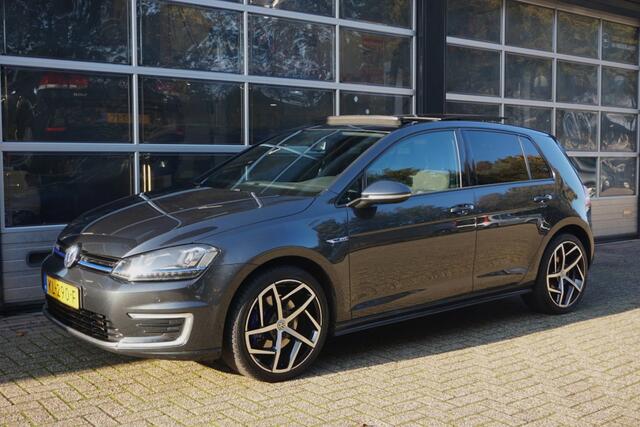 Volkswagen GOLF 1.4 TSI GTE Pano-dak/Trekhaak/App-Connect!