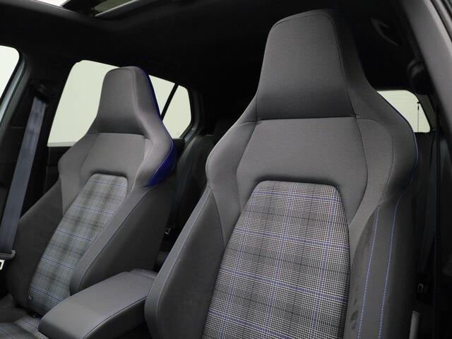 Volkswagen GOLF 1.5eHybrid 200kW/272PK GTE · Panoramadak · 360°Camera + Parkeersensoren · Trekhaak · Garantie tot februari 2030 of 100000km.