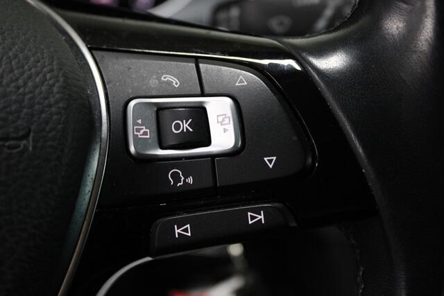 Volkswagen GOLF 1.0 TSI Comfortline / Navigatie / Adaptive Cruise. / PDC voor + achter / Carplay / Android auto /