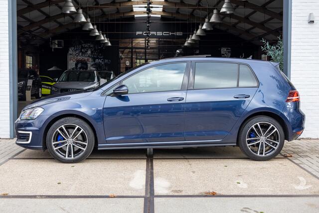 Volkswagen GOLF 1.4 TSI GTE Connected Series *Pano | ACC | Navi | Clima | Blindspot | Camera | Apple Carplay | Afn. Trekhaak | Stoelverwarming*