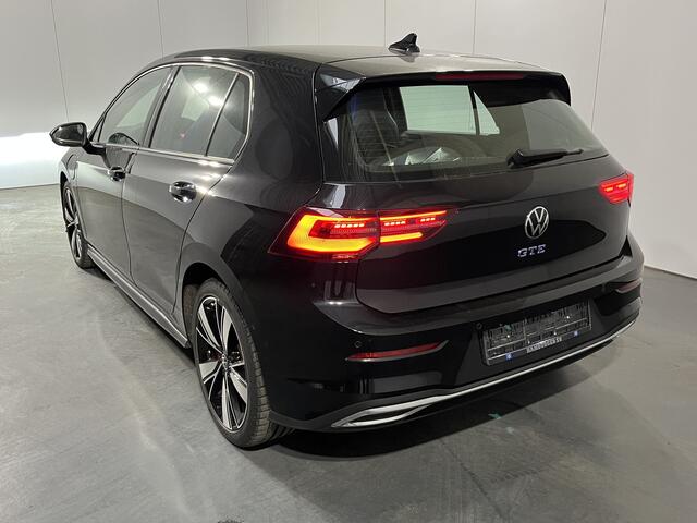 Volkswagen GOLF 1.4 eHybrid GTE / AUTOMAAT/ IQ LIGHT/ RIJ-MODI/ APP-CONNECT/ PARK. SENSOREN + CAMERA/ DIGITAL DASH/ ADAPT. CRUISE/ CLIMA/ STOEL-STUUR VERWARM./ NAVI/ 18" LMV