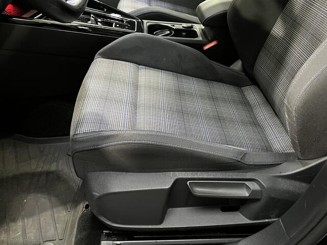 Volkswagen GOLF 1.4 eHybrid GTE / AUTOMAAT/ IQ LIGHT/ RIJ-MODI/ APP-CONNECT/ PARK. SENSOREN + CAMERA/ DIGITAL DASH/ ADAPT. CRUISE/ CLIMA/ STOEL-STUUR VERWARM./ NAVI/ 18" LMV