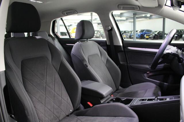 Volkswagen GOLF 1.0 eTSI Life Business DSG Navigatie | El. verstelbare best.stoel | Parkeercamera