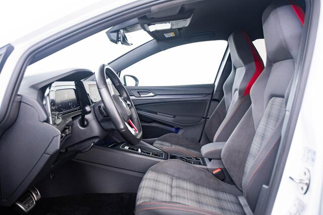 Volkswagen GOLF 2.0 TSI GTI Head up - Harman Kardon - Sportstoelen - Adaptieve onderstelregeling - Achteruitrijcamera - Parkeersensoren voor/achter - Winterpakket - Koplampverlichting LED - Getinte Ruiten -