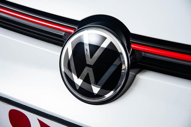 Volkswagen GOLF 2.0 TSI GTI Head up - Harman Kardon - Sportstoelen - Adaptieve onderstelregeling - Achteruitrijcamera - Parkeersensoren voor/achter - Winterpakket - Koplampverlichting LED - Getinte Ruiten -