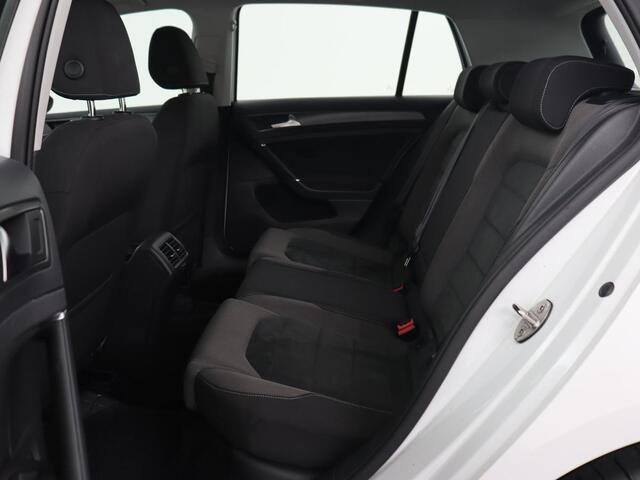 Volkswagen GOLF 1.0 TSI Comfortline Business | Stoleverwarming | Carplay | Massage | Navigatie | Parkeerhulp | Adaptive cruise | Climate control | DAB | Bluetooth