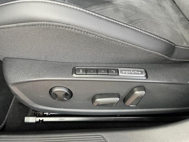 Volkswagen GOLF 1.5 eHybrid Style Edition / IQ Led / Zwenkbare trekhaak / Head up display / Navigatie