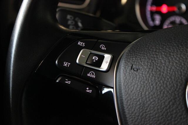 Volkswagen GOLF 1.5 TSI Highline / R-Line Full LED | Adapt. Cruise | Carplay | Stoelverw. | Leder | 19" LMV | PDC V+A