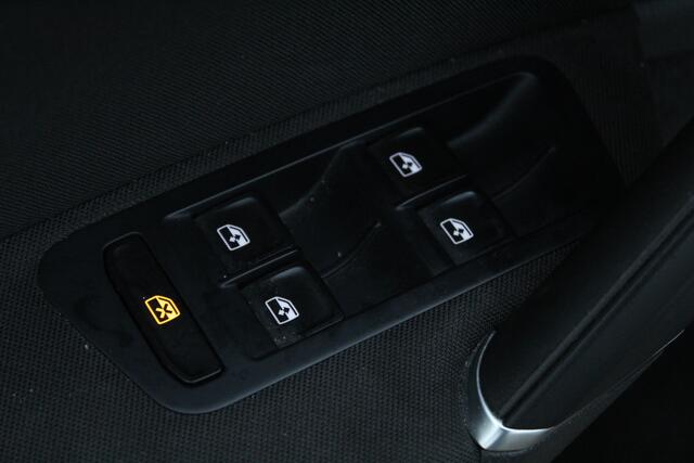 Volkswagen GOLF 1.0 TSI Highline//Led//Ecc//Stoelverwarming!!