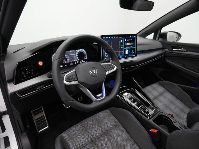 Volkswagen GOLF 1.5 eHybrid 272 pk DSG GTE | Panoramadak | Trekhaak | Head-up display | IQ Light | Rondomzicht camera