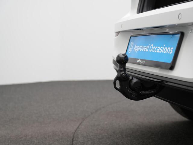 Volkswagen GOLF 1.5 eHybrid 272 pk DSG GTE | Panoramadak | Trekhaak | Head-up display | IQ Light | Rondomzicht camera