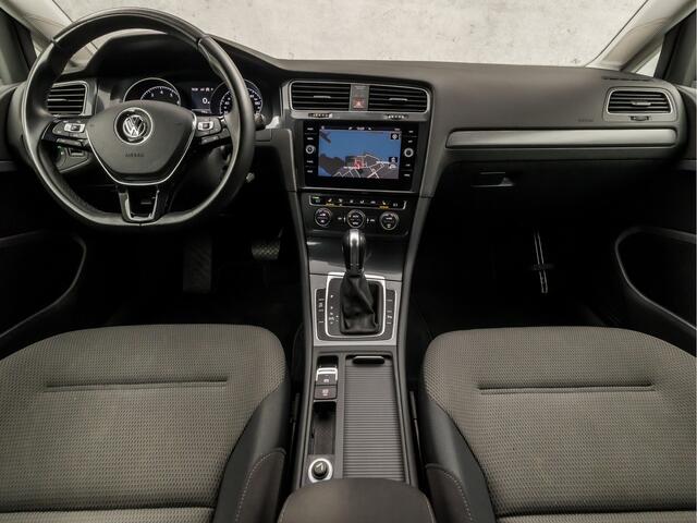 Volkswagen GOLF 1.0 TSI Sportline Automaat (APPLE CARPLAY, GROOT NAVI, CAMERA, CLIMATE, STOELVERWARMING, SPORTSTOELEN, ADAPTIVE CRUISE, PARKEERSENSOREN, GETINT GLAS, NIEUWSTAAT)