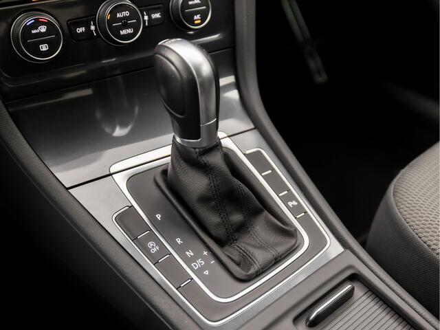 Volkswagen GOLF 1.0 TSI Sportline Automaat (APPLE CARPLAY, GROOT NAVI, CAMERA, CLIMATE, STOELVERWARMING, SPORTSTOELEN, ADAPTIVE CRUISE, PARKEERSENSOREN, GETINT GLAS, NIEUWSTAAT)