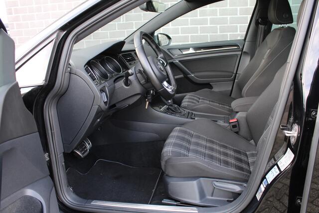 Volkswagen GOLF 2.0 TDI GTD / Panoramadak / Led / Stoelverwarming