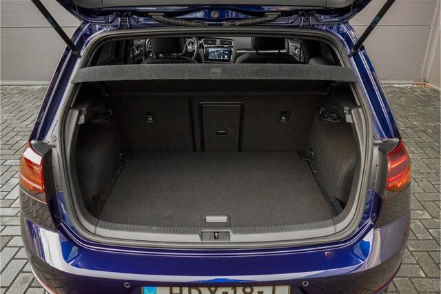 Volkswagen GOLF 2.0 TSI 4Motion R Performance Akrapovic Pano Dynaudio Leder 19"