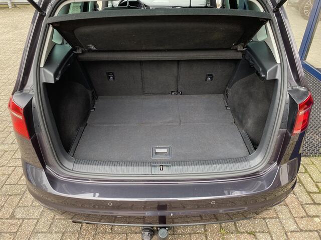 Volkswagen GOLF SPORTSVAN 1.4 TSI Connected Series / Automaat / Cruise-Control / Climate-Control / Stoelverwarming / Afneembare-Trekhaak / Apple-Carplay & Android-Auto / DAB Radio-Bluetooth / Navi / PDC V+A / 17'' LMV / ENZ.