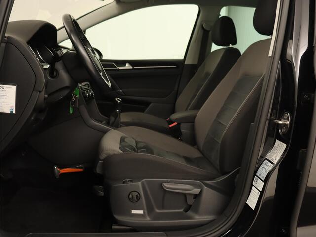 Volkswagen GOLF SPORTSVAN 1.5 TSI Highline Edition | Stoelverwarming | Trekhaak | Massage | Camera | Carplay | Full LED | Adaptive cruise | Navigatie | Climate control