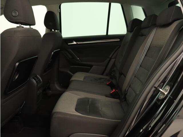 Volkswagen GOLF SPORTSVAN 1.5 TSI Highline Edition | Stoelverwarming | Trekhaak | Massage | Camera | Carplay | Full LED | Adaptive cruise | Navigatie | Climate control