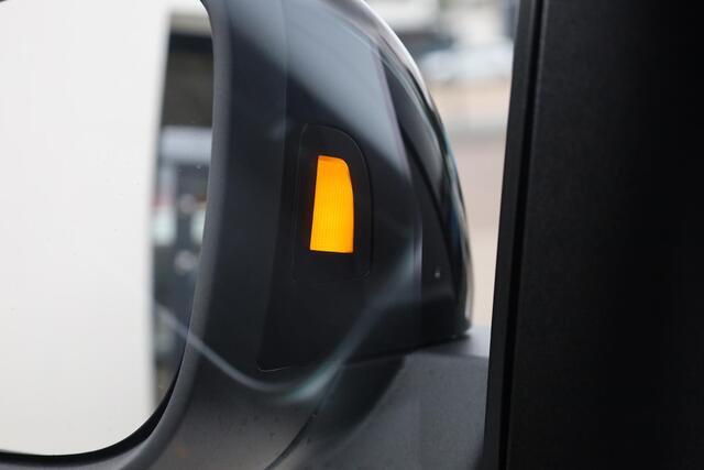 Volkswagen ID. Buzz Pro Bulli 86 kWh LWB 7p. 268PK / 210kW LED Matrix IQ.Light, rondomzicht camera, voorstoelen verwarmbaar met massagefunctie, Apple Carplay & Android Auto, achteruitrijcamera, elektrische schuifdeur links + rechts, Keyless Entry, dynamische grootlichtassist