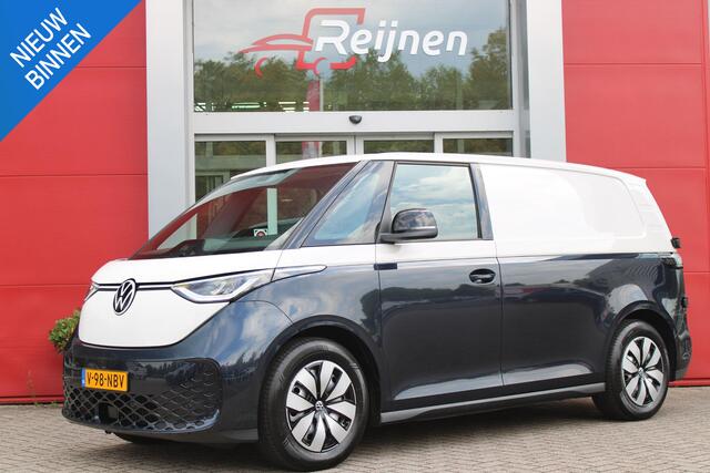 Volkswagen ID. Buzz Cargo 79 kWh | TREKHAAK ELEKTRISCH WEGKLAPBAAR | LAADRUIMTE PAKKET | STOEL/VOORRUIT VERWARMING | ELEKTRISCH BEDIENBARE SCHUIFDEUR | NAVIGATIE DISCOVER PRO | DRAADLOZE APPLE CARPLAY/ANDROID AUTO | CLIMATE CONTROL | ACHTERUITRIJ CAMERA | DODEHOEK DETECTIE | ADAPT