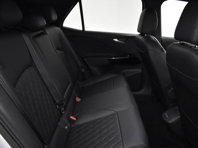 Volkswagen ID.3 Pure Oranje Edition 52kWh |125 kW/170pk Volkswagen ID.3 Pure Oranje Edition 52 kWh |125 kW / 170 pk H | 18" LM velgen met All-season banden | Lederen bekleding | Getint glas |