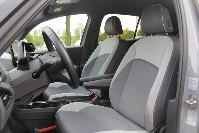 Volkswagen ID.3 First Plus 58 kWh / Camera / Keyless / Matrix LED / Interieurvoorverwarming / 19'' / DAB / 19'' / Navigatie / ACC