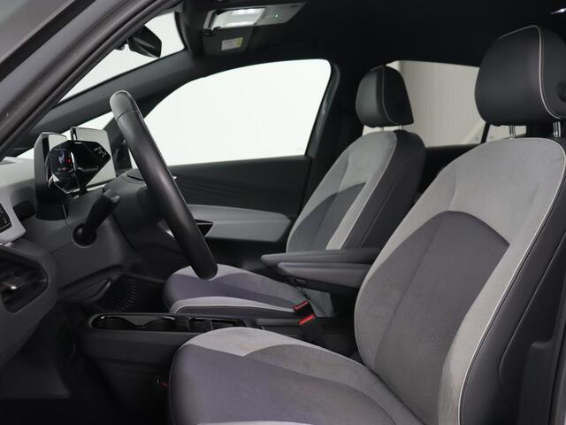 Volkswagen ID.3 First Plus 58 kWh | Trekhaak | Stoelverwarming | Camera | Matrix LED | 20'' | Stuurverwarming | Navigatie | Verlaagd onderstel | Adaptive cruise | Sfeerverlichting | Climate control