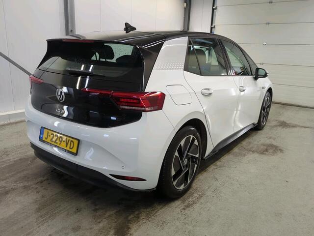 Volkswagen ID.3 First 58 kWh Navigatie Apple Carplay/Android Auto Adaptive Cruise Control Parkeersensoren Stoel- en stuurverwarming Lichtmetalen velgen Climate Control