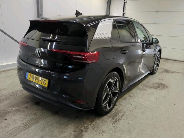 Volkswagen ID.3 First Plus 58 kWh Navigatie Apple Carplay/Android Auto Adaptive Cruise Control Camera Parkeersensoren Stoel- en stuurverwarming Lichtmetalen velgen Climate Control