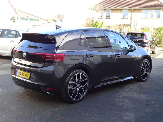 Volkswagen ID.3 First Max 58 kWh Panorama dak, massage stoelen, achteruitrijcamera, navigatie, carplay, wifi, parkeersensoren voor en achter, enz,enz,enz.