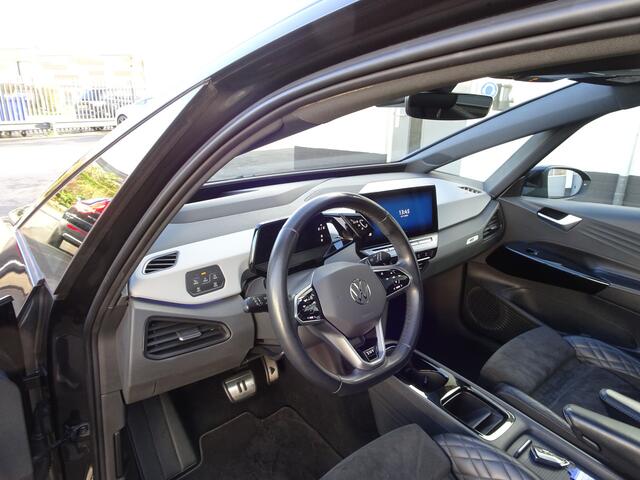 Volkswagen ID.3 First Max 58 kWh Panorama dak, massage stoelen, achteruitrijcamera, navigatie, carplay, wifi, parkeersensoren voor en achter, enz,enz,enz.
