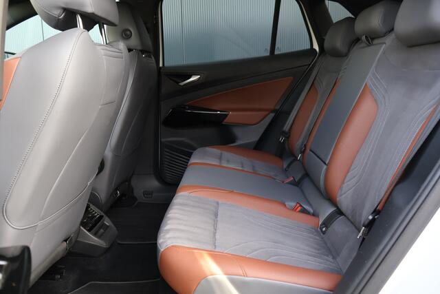 Volkswagen ID.4 First 77 kWh 94% soh! | Trekhaak | Camera | Warmtepomp | Leer / Alcantara | Stoel- Stuurverwarming | 20 Inch