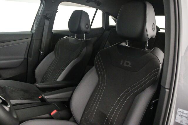 Volkswagen ID.5 Pro Business 286pk Automaat Black Edition, Trekhaak, Adaptive cruise control, Elektrische achterklep, LED matrix koplampen, Navigatie, Stuurwiel verwarmd, Achteruitrijcamera