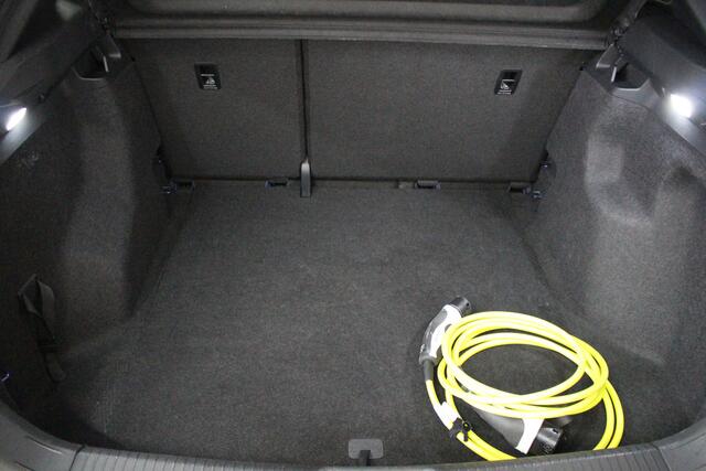 Volkswagen ID.5 Pro Business 77 kWh Navigatie | 19" Hamar velgen | Trekhaak | H.U.D.