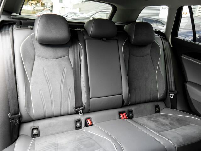 Volkswagen PASSAT Variant 1.5 eTSI Business ACC Massage Trekhaak LED DAB Camera Digital Cockpit PRO