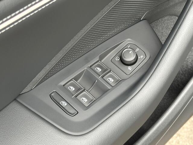 Volkswagen PASSAT Variant 1.5 eTSI 150pk Elegance | Alcantara | Head up | Camera | Dode hoek | Rijklaar