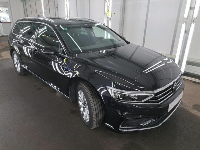 Volkswagen PASSAT Variant 1.4 TSI DSG6 GTE Business | Trekhaak | ACC | Pano |