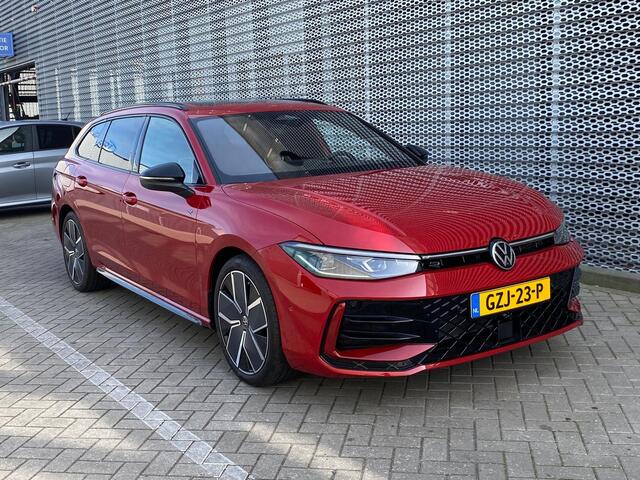 Volkswagen PASSAT Variant 1.5 eTSI 150 PK DSG R-Line Edition / Vollederen R-Line Bekleding / Head Up Display / Harman Kardon / Panoramadak /