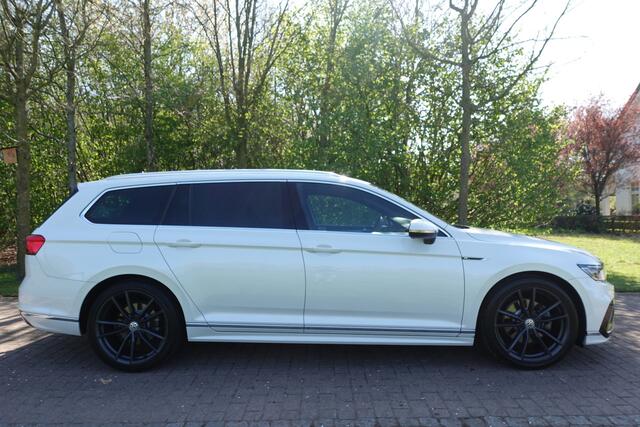 Volkswagen PASSAT Variant 2.0 TSI Elegance Business R Dynaudio | Camera | Panoramadak | Adaptieve cruise control | Carplay | Stoelverwarming | Trekhaak | LED |