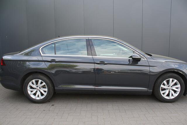 Volkswagen PASSAT 1.5 TSI Comfortline Business AUTOMAAT - NAVIGATIE - TREKHAAK