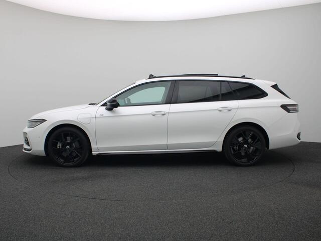 Volkswagen PASSAT Variant 1.5 eHybrid R-Line Business Trekhaak, 360 graden Camera, Harman & Kardon, Head-up Display, Leeds 19", Panoramadak, Elek. achterklep, LED-Matrix